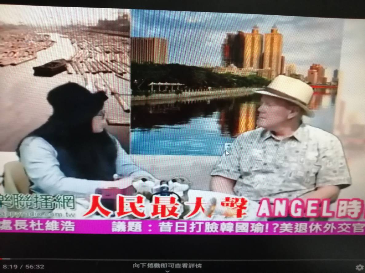 AIT前高雄分處長杜維浩（右）在電台專訪中澄清選前臉書發文無政治意圖。 圖：孫家銘／攝