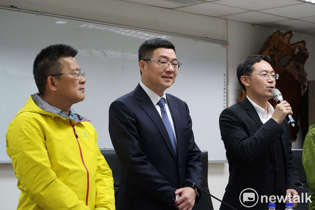 行政院秘書長卓榮泰（中）18日表示，希望這次選舉不貼標籤、不出惡言。 圖：林朝億/攝