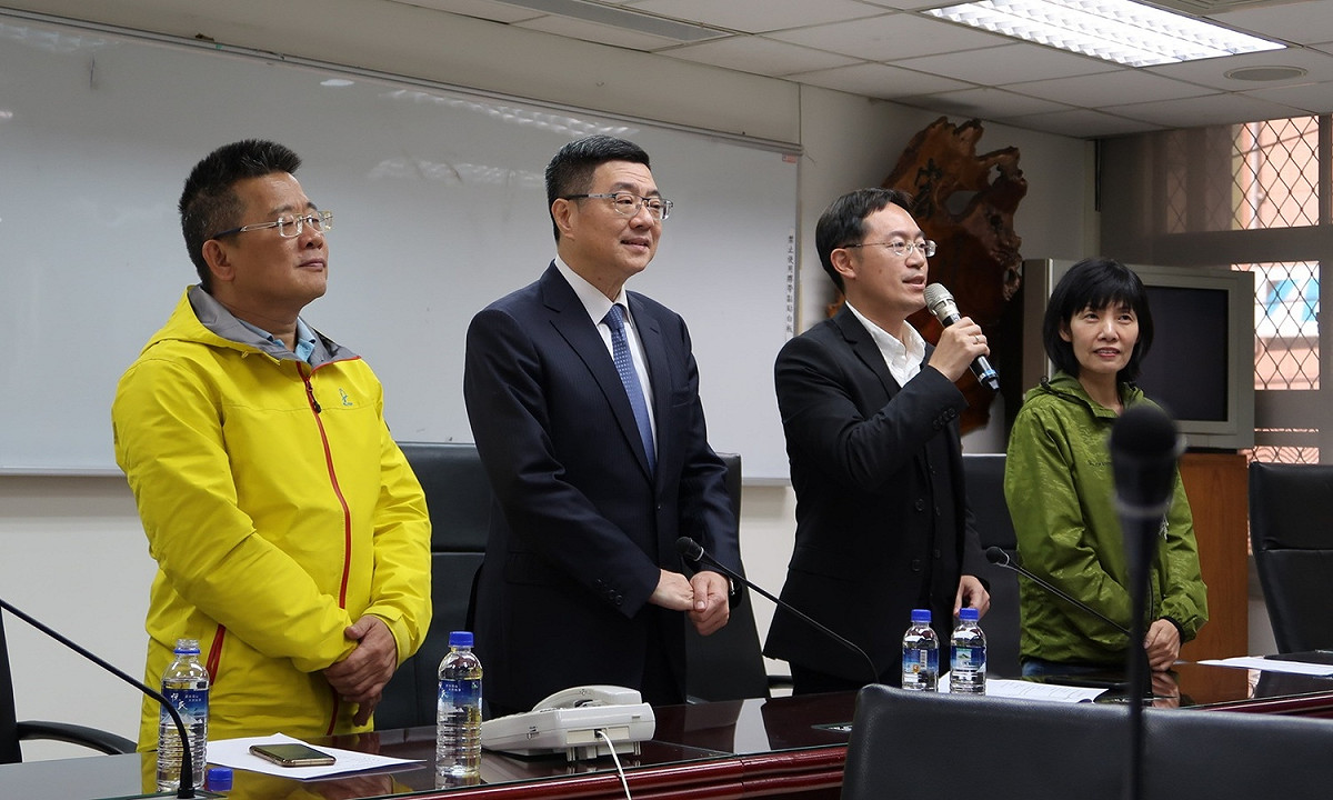 行政院秘書長卓榮泰（左二）18日拜會民進黨新北市議會黨團。 圖：林朝億/攝