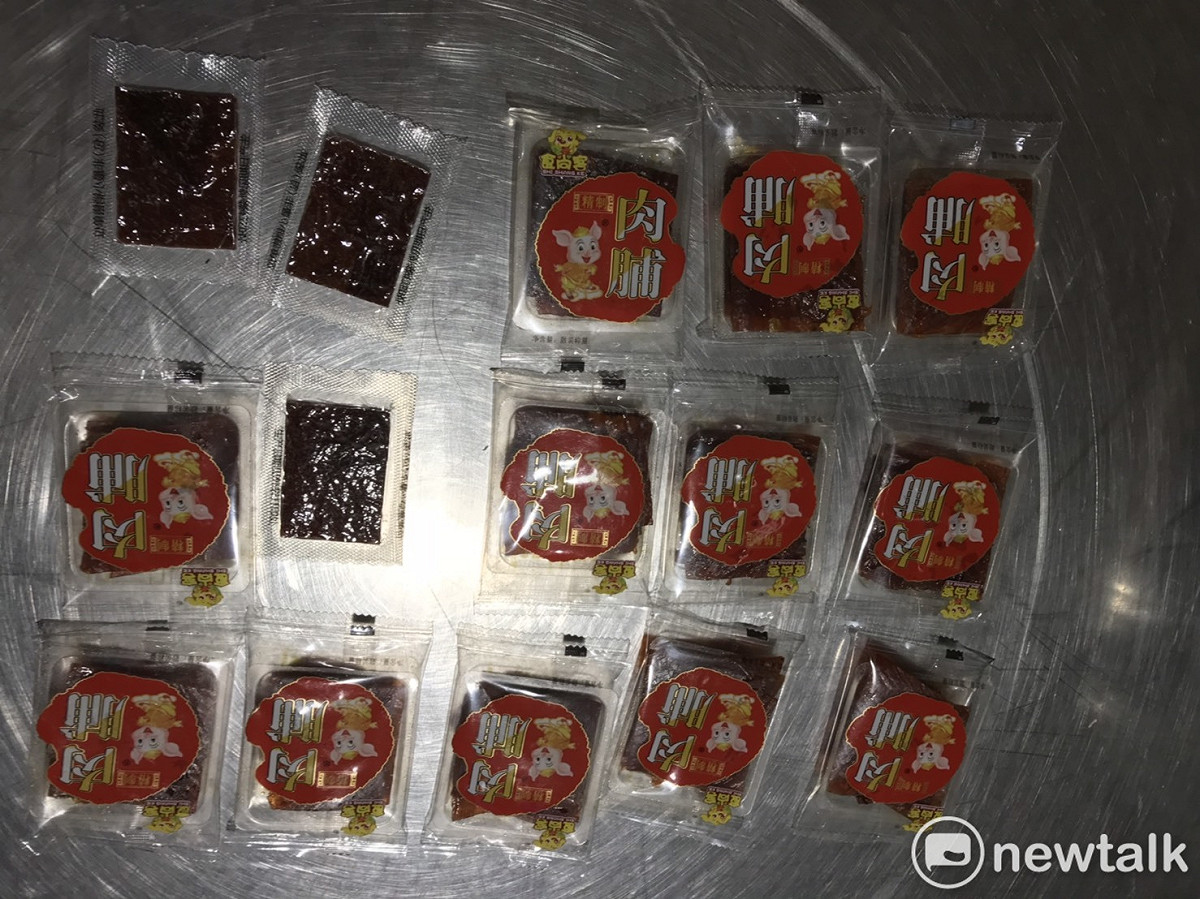 一名何姓旅客上午自中國福州攜帶15片豬肉乾入境桃園機場時被海關查獲，被防檢局依法開罰20萬元。 圖：關務署台北關／提供