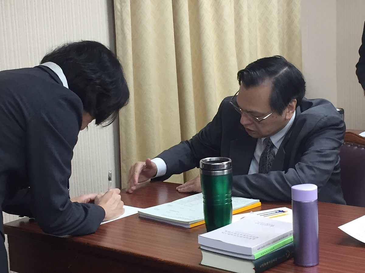 陸委會主委陳明通今天重感冒，面對媒體提問，僅簡單回答。 圖：趙婉淳／攝