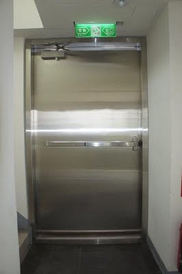 安全門保持常閉且上方出口標示燈保持明亮。 圖：內政部提供