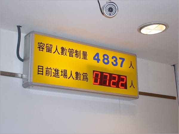 留意進場人數是否超過容留人數管制量：避免場所內人數過多而造成逃生避難困難。 圖：內政部提供