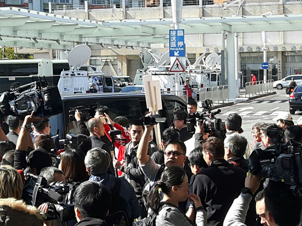 大批媒體圍繞在周波座車外。 圖：林昀真/攝