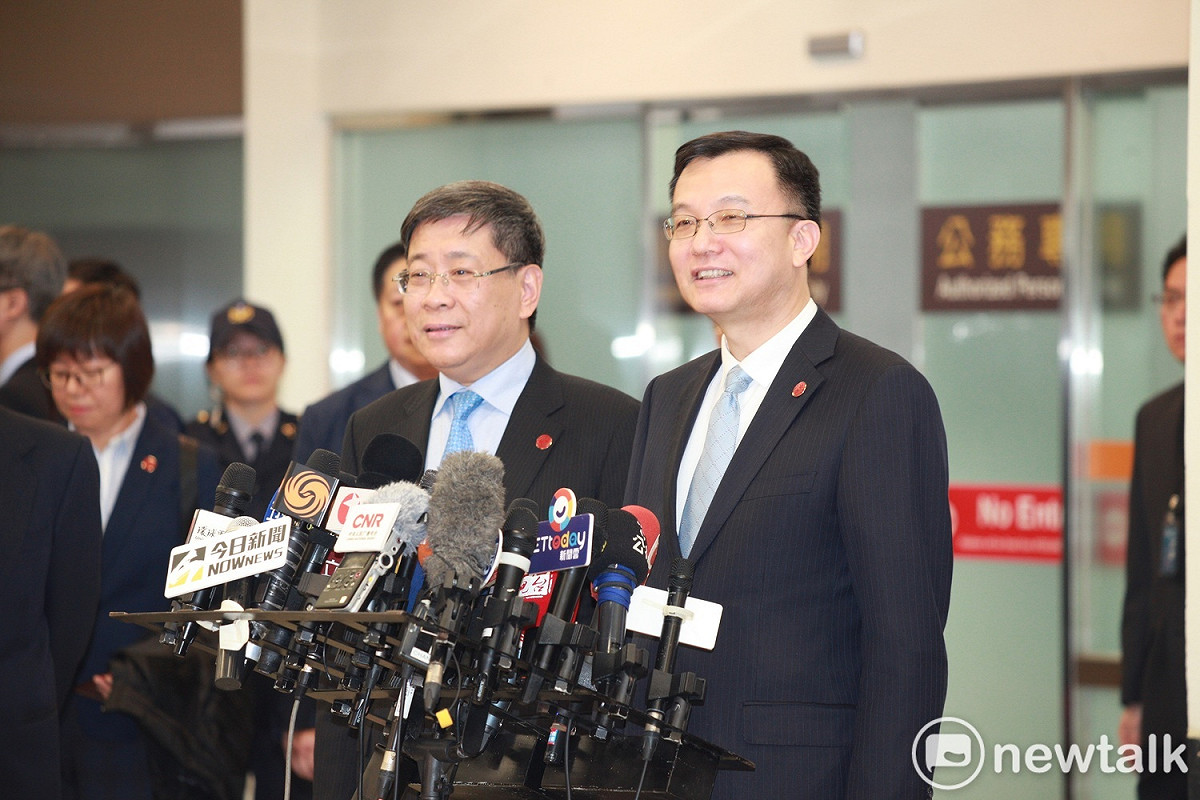 上海市副市長周波率團參加明天登場的台北上海雙城論壇，上午抵台後先在松山機場簡短發言。 圖：林昀真/攝