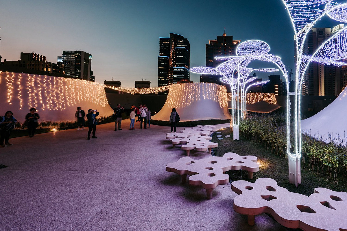 六樓空中花園的聖誕燈飾造景，民眾可免費入場觀賞。 圖：截自台中國家歌劇院臉書