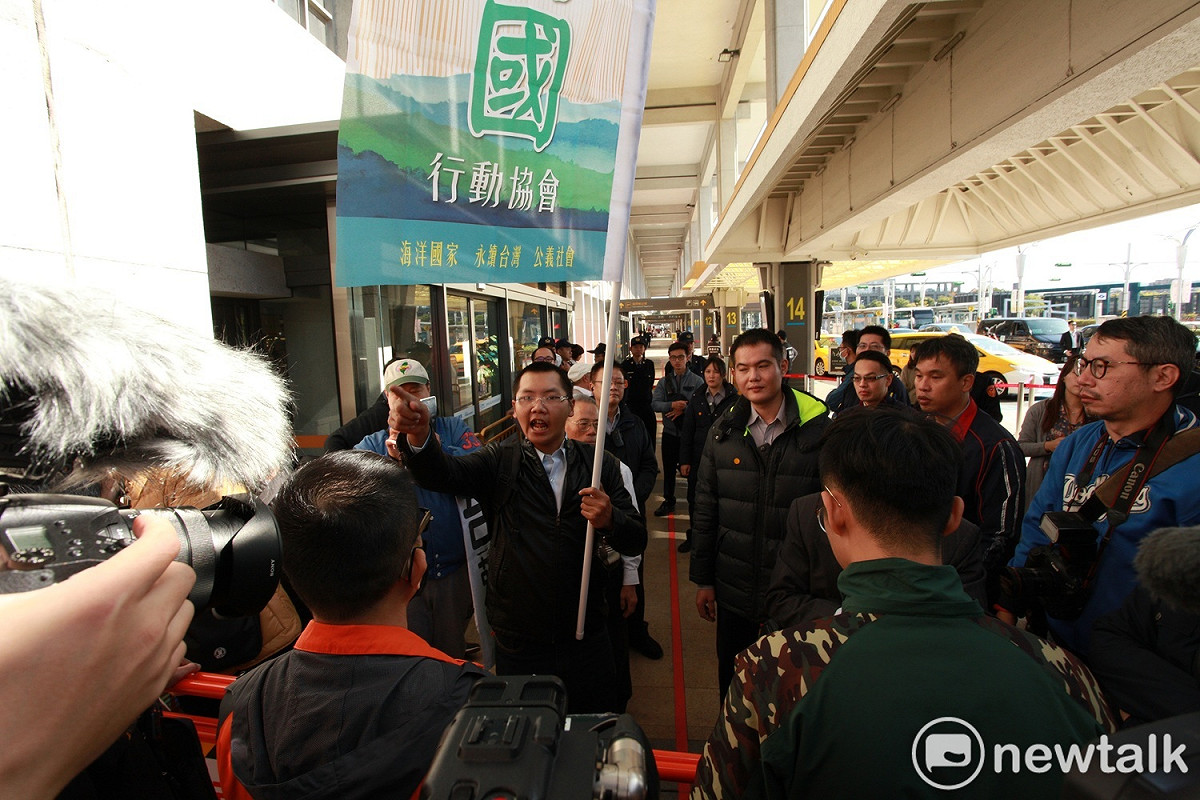 台灣國辦公室成員現身松山機場準備迎接上海副市長周波訪台，被警方隔離在陳抗區內，無法靠近入境大廳。 圖：林昀真/攝