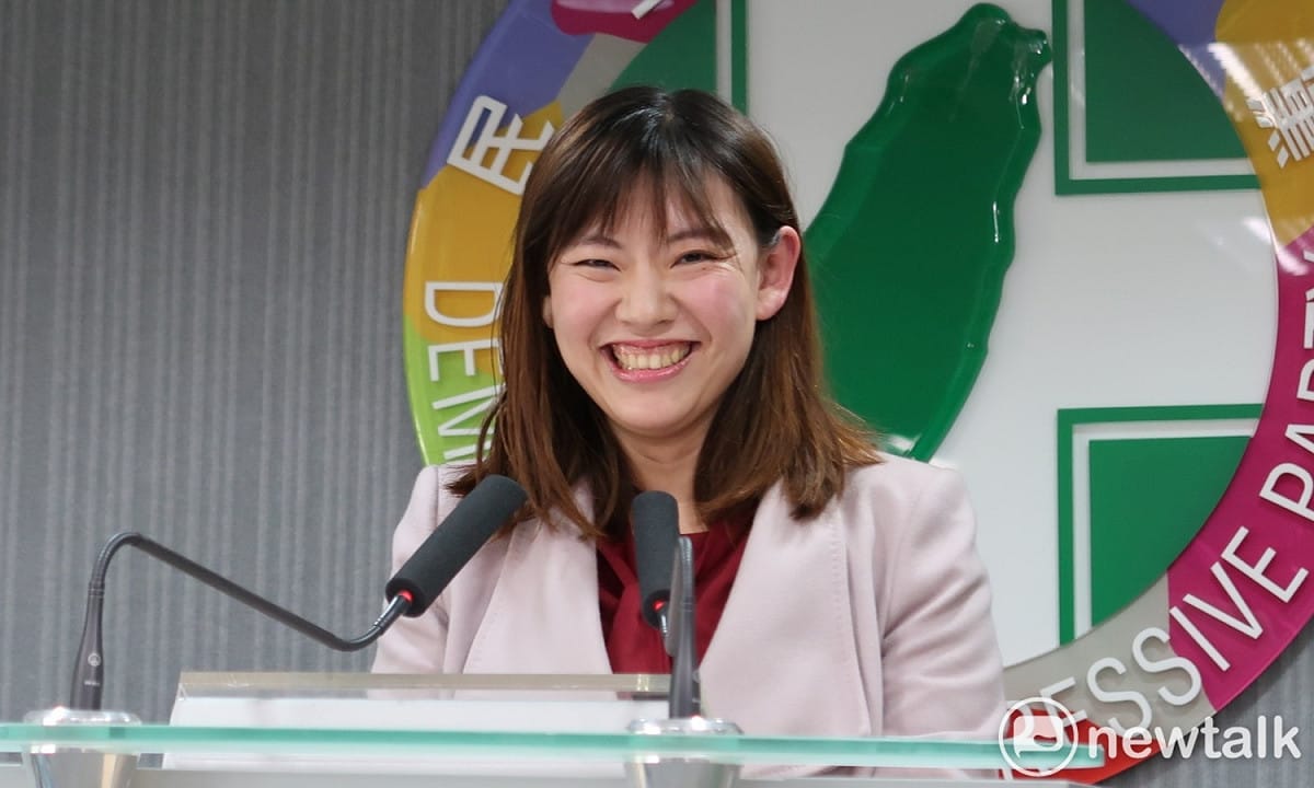 民進黨發言人何孟樺19日主持中執會後記者會。 圖：林朝億/攝