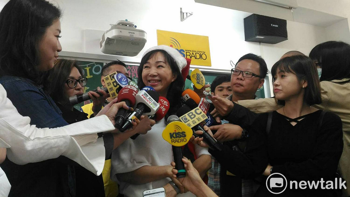 李佳芬接受媒體聯訪像是閒話家常。 圖：孫家銘／攝