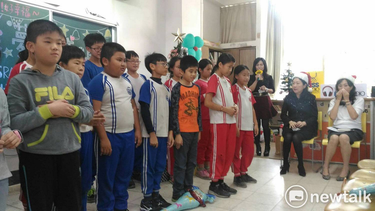 李佳芬（右一）邊看小朋友表演邊擦淚。 圖：孫家銘／攝