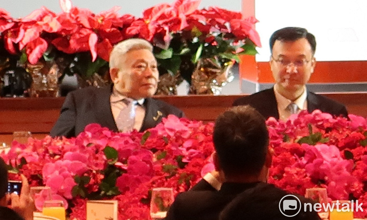旺旺集團總裁蔡衍明（左）坐在上海市副市長周波旁。 圖：林朝億/攝