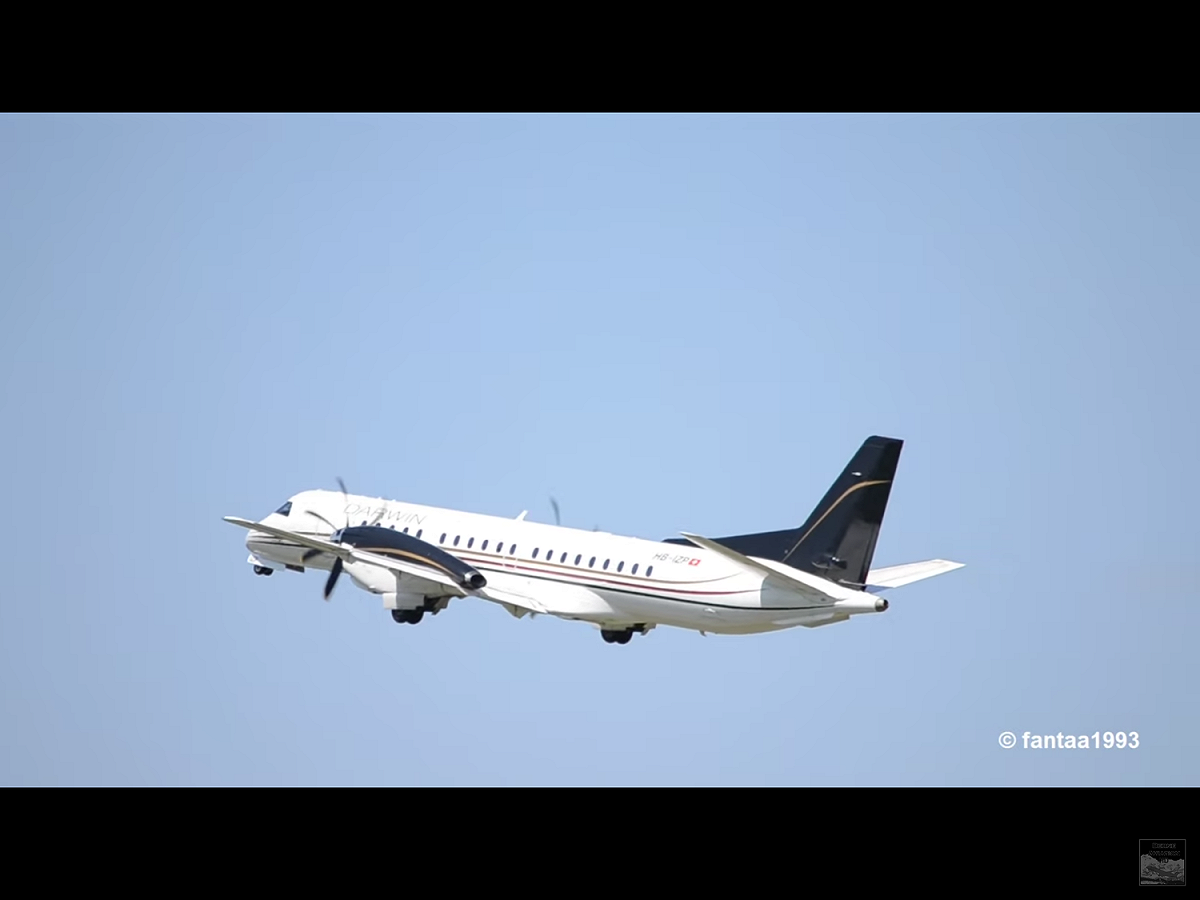 飛行紀錄顯示，這架載有多達50名乘客的飛機從英屬曼島（Isle of Man）飛往倫敦城市機場（London City Airport），飛到劍橋郡（Cambridgeshire）達克斯福特（Duxford）附近時，機組人員居然在6100公尺高空看見一盞天燈，當時天燈距離飛機不到30公尺。圖為同型飛機。 圖：翻攝自Youtube