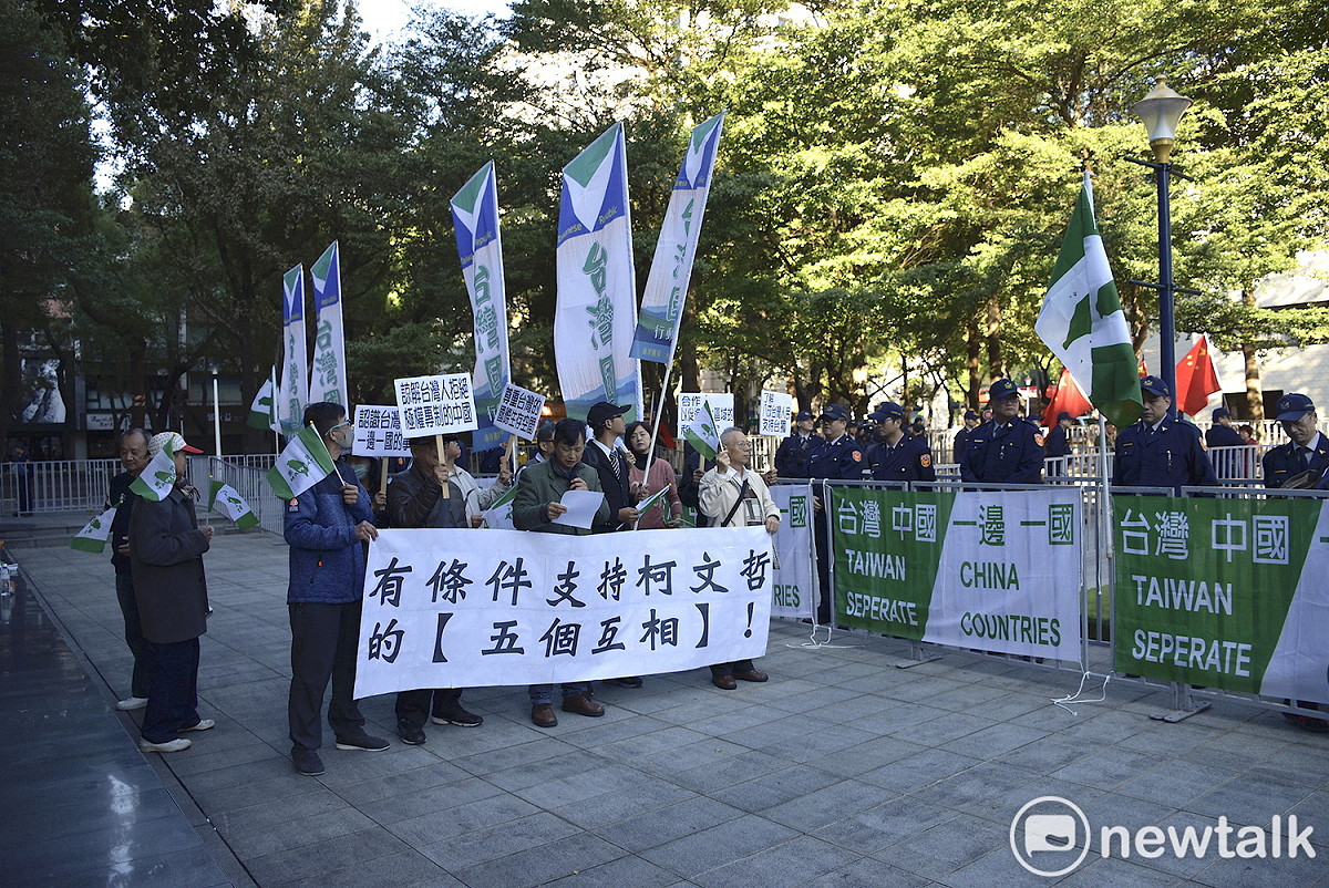 獨派、統派聚集於雙城論壇會場外抗議。 圖 : 周煊惠 / 攝