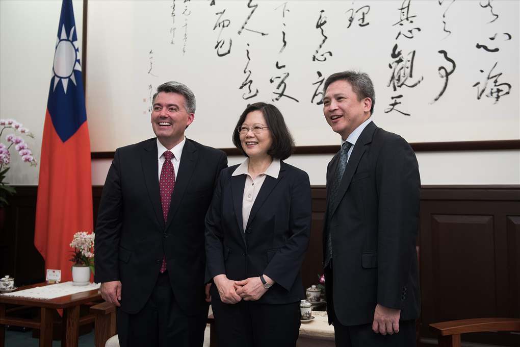 美國聯邦參議院外交委員會亞太小組主席賈德納（左起）106年5月曾率團訪問台灣，與總統蔡英文會晤，也是催生《亞洲再保障倡議法案》推手。 圖：翻攝總統府