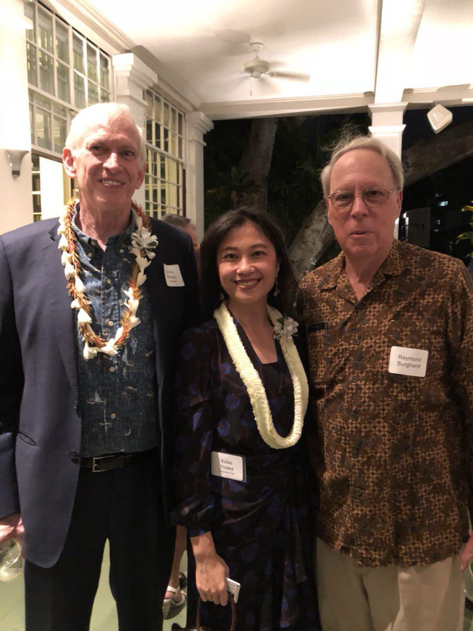 現任美國在台協會主席莫健（James Moriarty，左)以及前美國在台協會主席薄瑞光（Raymond Burghardt，右)也出席盛會，Kolas發言人與兩位前後任AIT主席相談甚歡。 圖：行政院提供