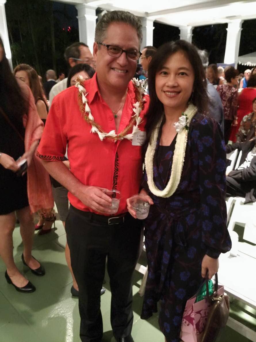 Kolas發言人與當地具有影響力的原住民籍州參議員Kalani English（左）為舊識，再次碰面敘舊。 圖：行政院提供