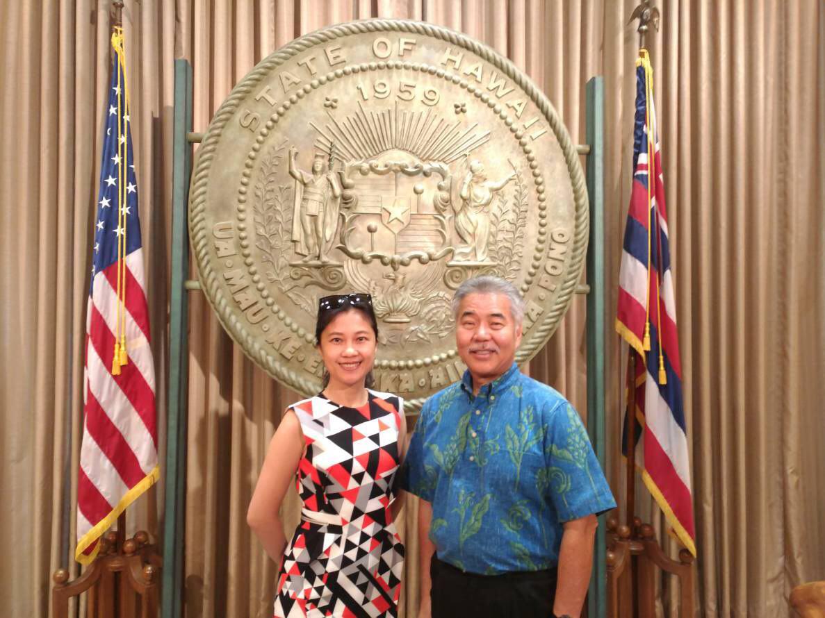 Kolas發言人前往夏威夷州政府，拜會州長David Ige, 並代表政府邀請來台訪問，Ige表示將拜訪台灣。 圖：行政院提供