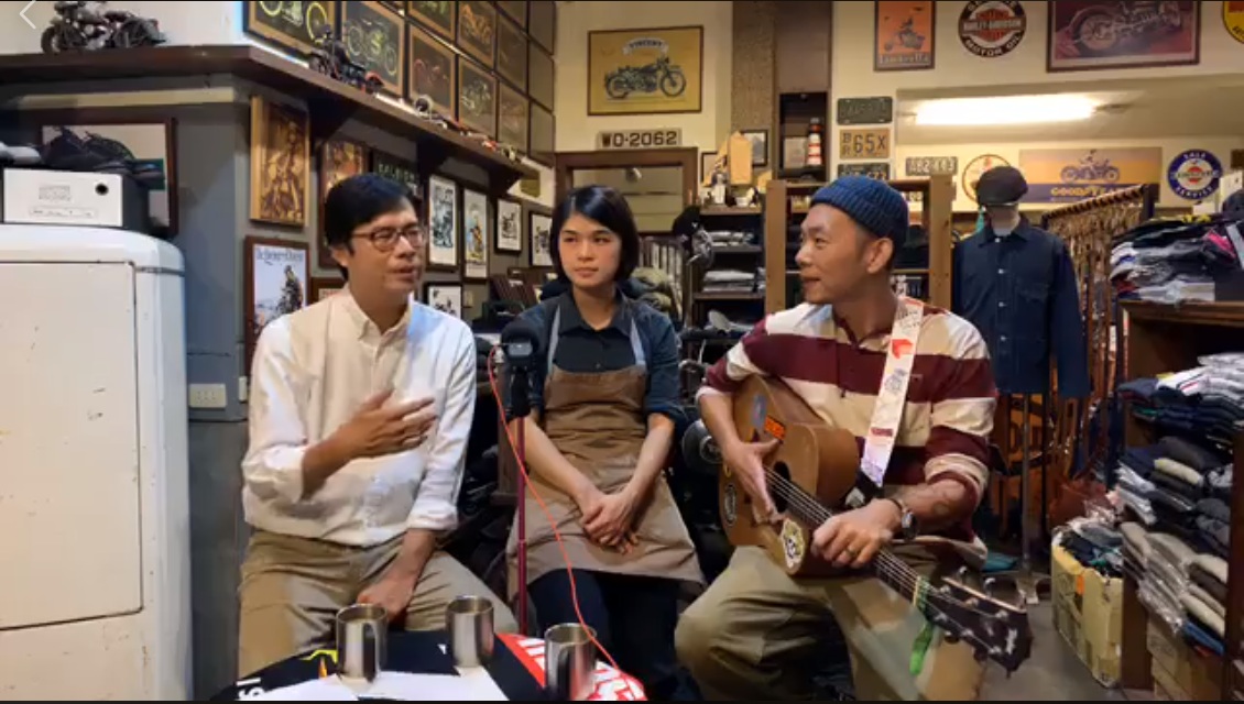 陳其邁19日晚間直播，邀製作競選主題曲《咱上愛的所在》的歌手林宗興(右)和1名現在擔任義大利麵店店長的女邁粉(中)擔任「神秘嘉賓」。 圖：翻攝陳其邁 Chen Chi-Mai臉書