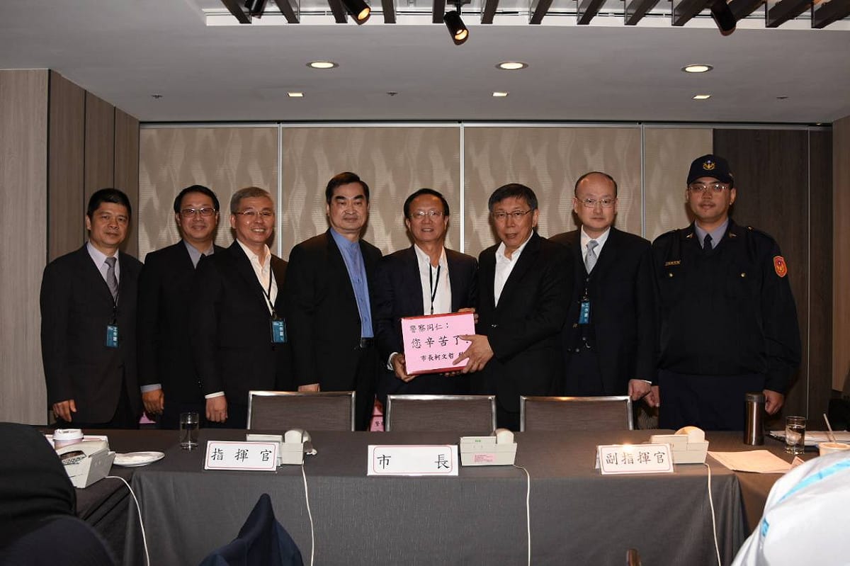 台北市長柯文哲特別利用上午於晶華酒店舉行論壇的空檔，至該酒店4樓警察局前進指揮所致贈執勤員警橘子等水果，慰勉其辛勞。 圖：台北市警局/提供