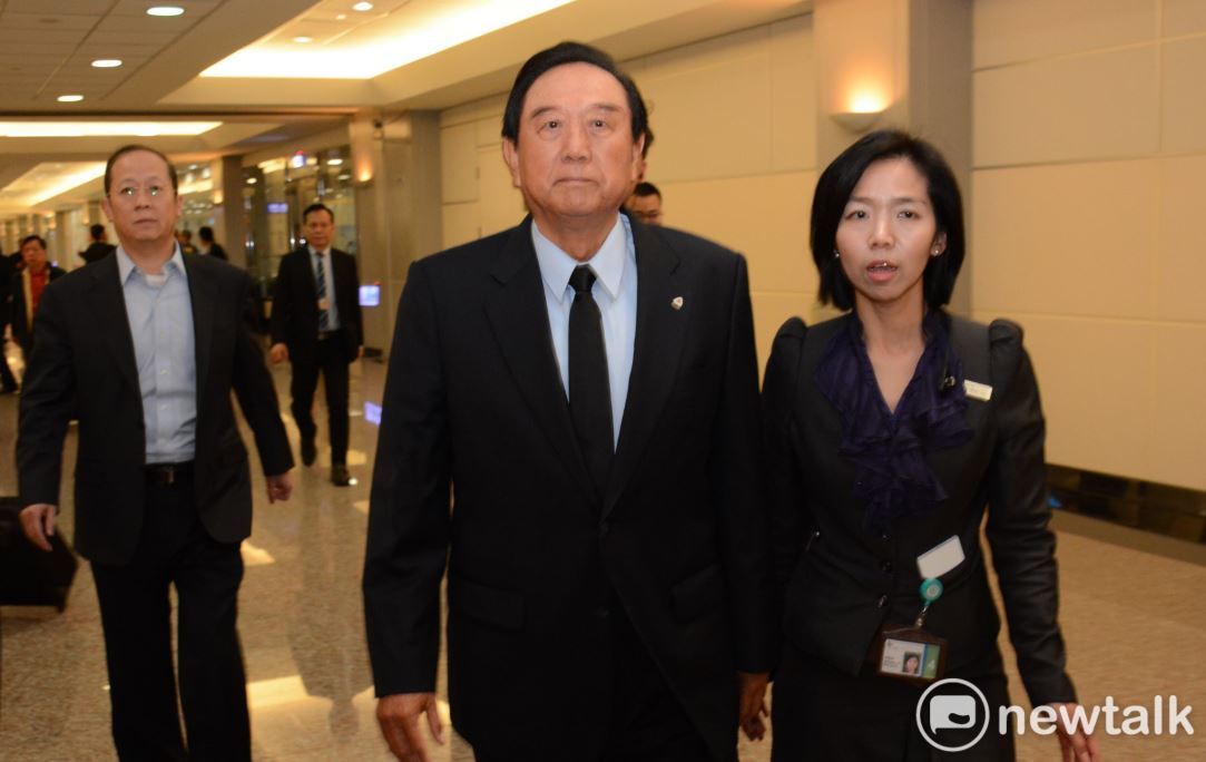 陳雲林今中午以「個人名義」抵台，神情嚴肅未發表談話，下午將赴海基會前董事長江丙坤追思會堂弔唁。 圖：林昀真/攝