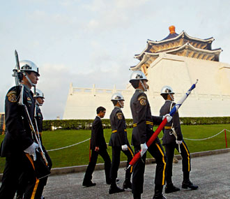 促轉會計畫移除中正紀念堂的三軍儀隊。 圖 : 翻攝自big5.huaxia.com