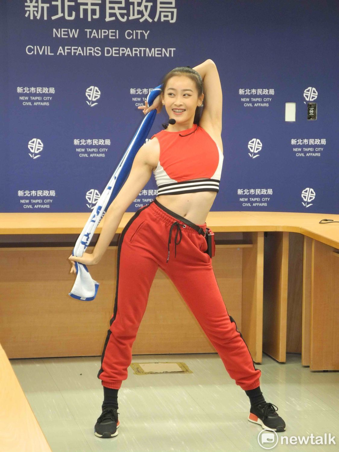 新北市元旦升旗典禮，安排正妹健身教練帶大家跳毛巾操。  圖：王峻昌/攝