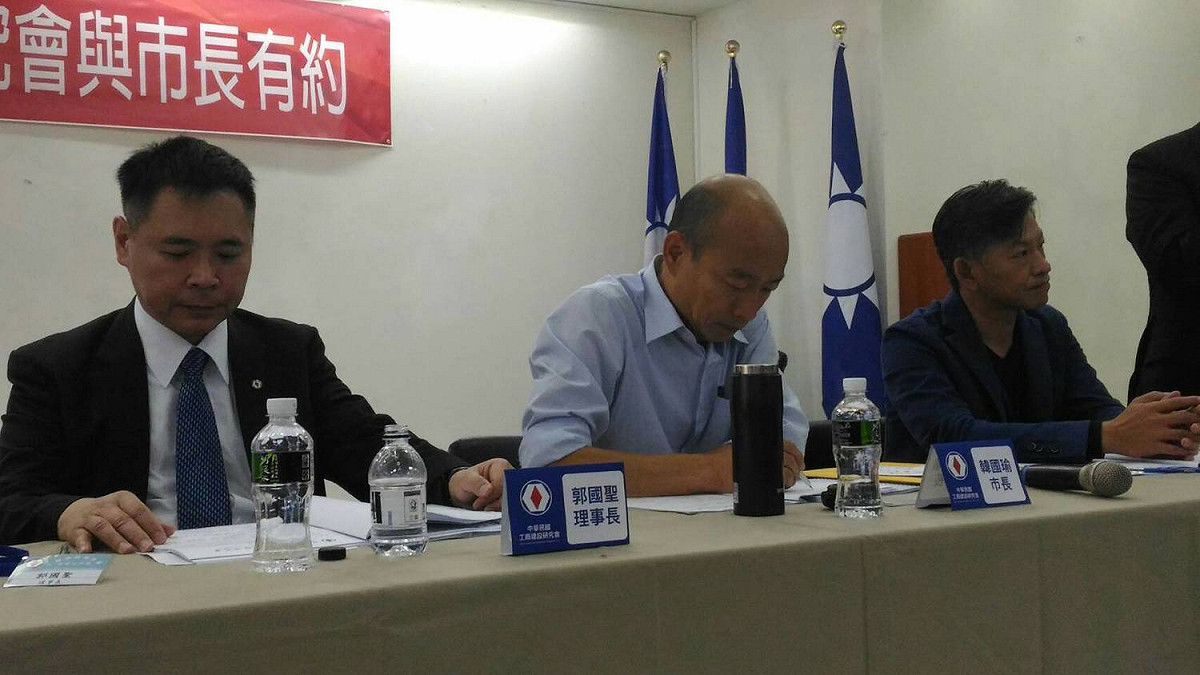 韓國瑜在座談中勤做筆記。 圖：孫家銘/攝