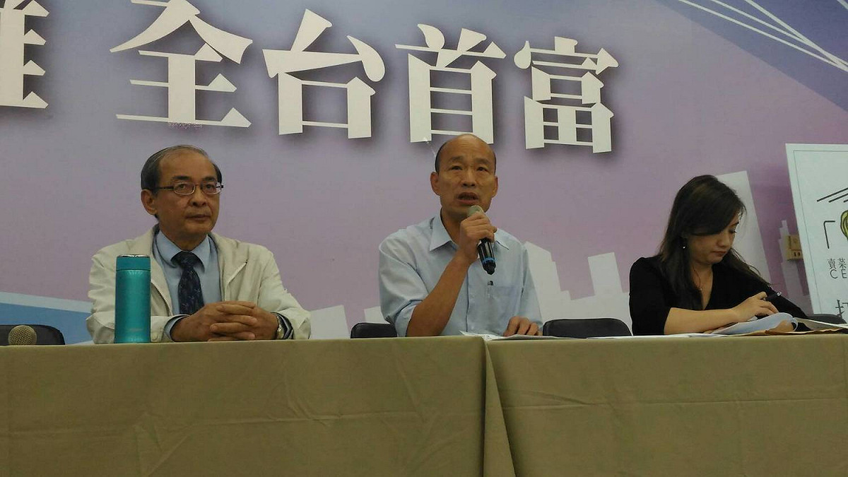 準高雄市長韓國瑜宣布小內閣名單，原先內定接掌海洋局的朱挺玗，因涉賄遭判當選無效而惹出爭議，朱表示為免影響團隊，已婉拒入閣的邀約，韓國瑜也將此項人事暫緩。 圖：孫家銘/攝