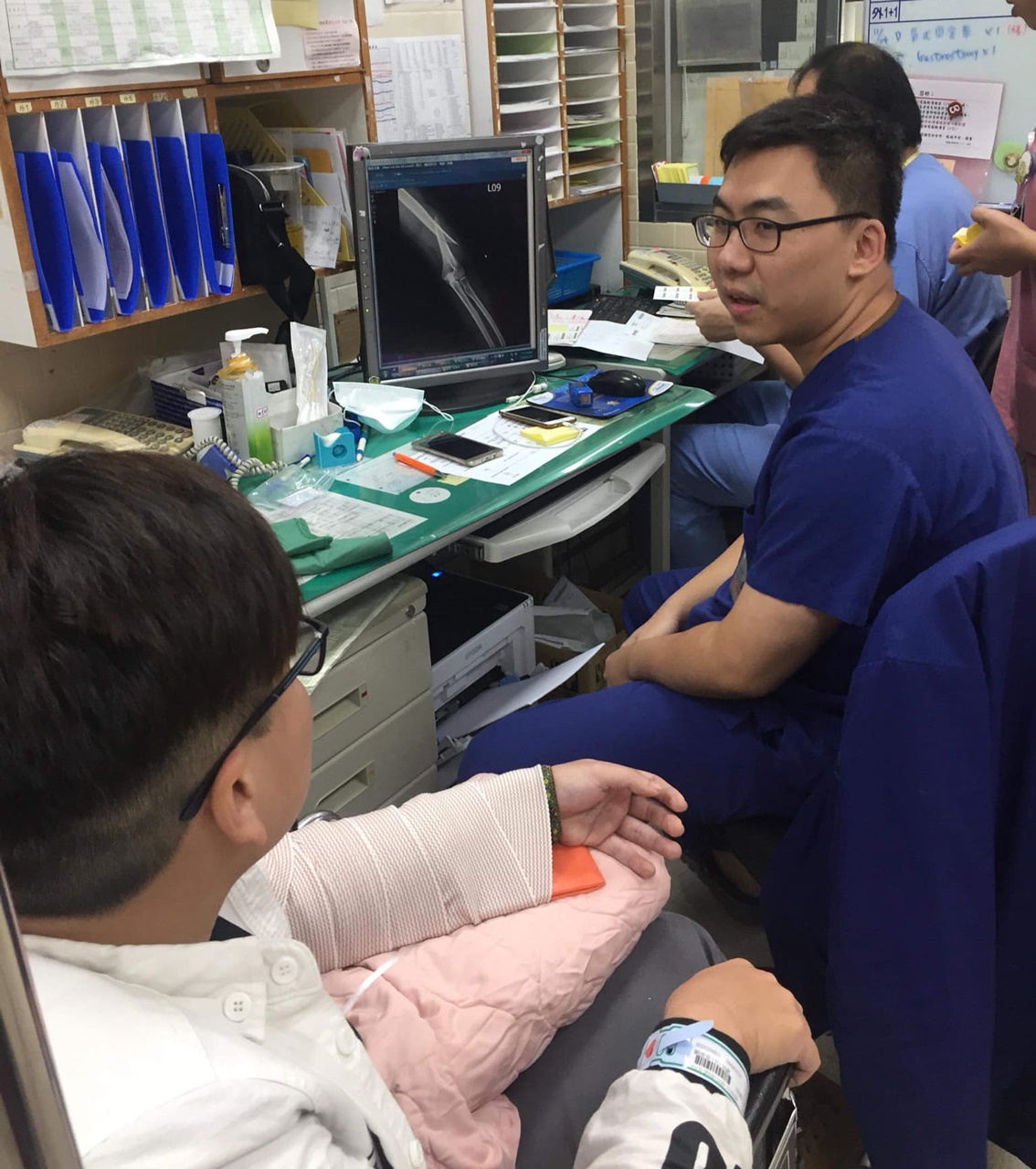 獨派女生劉青蓉（左下方短髮者）20日遭警方逮捕時，手骨折斷，目前正在開刀中。 圖片來源：郭潤庭臉書