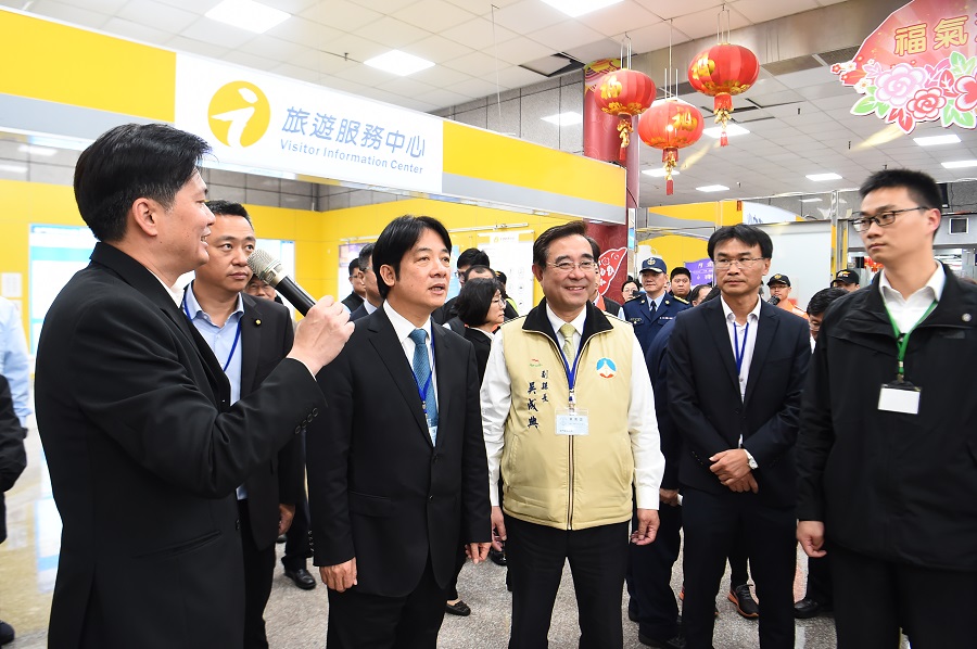賴清德聽取機場防疫報告。 圖：行政院/提供