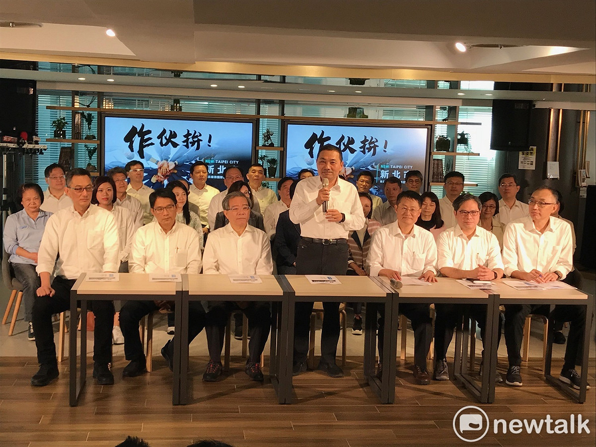 侯友宜的小內閣亮相。 圖 : 周煊惠 / 攝