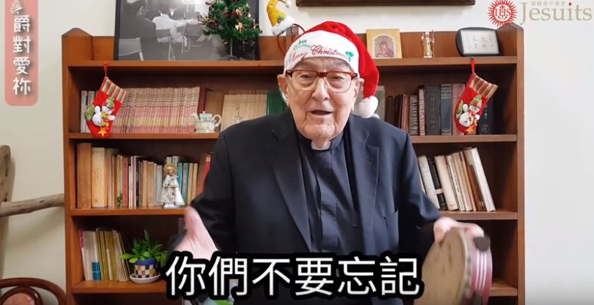 賴甘霖神父高唱西班牙聖歌。 圖：截自《耶穌會》Youtube