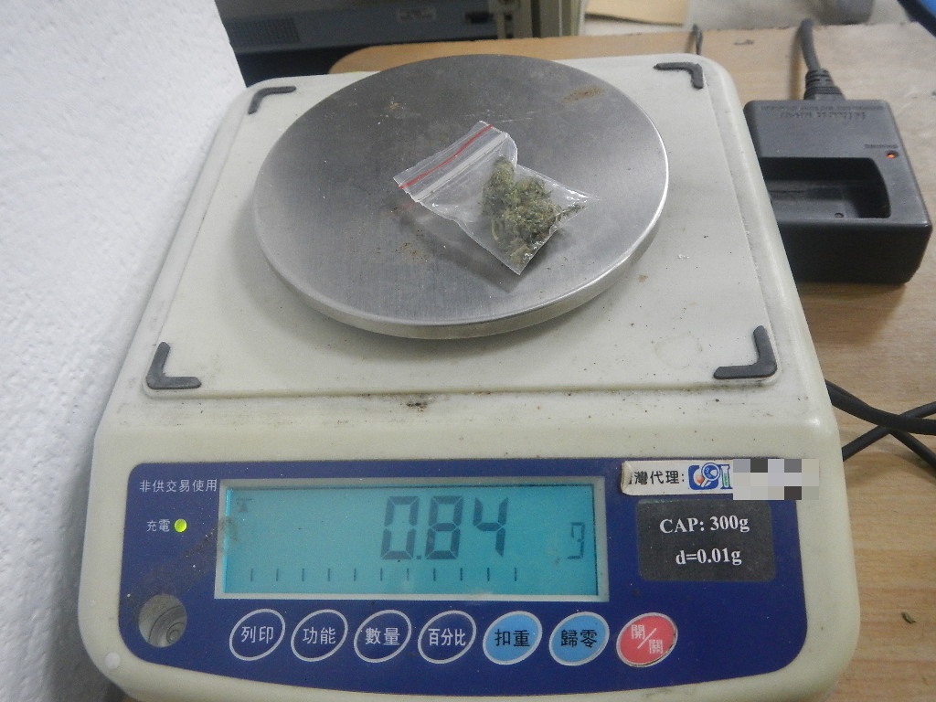台北市保安大隊查獲一起外籍人士攜帶0.67公克大麻毒品案。 圖：保安大隊提供