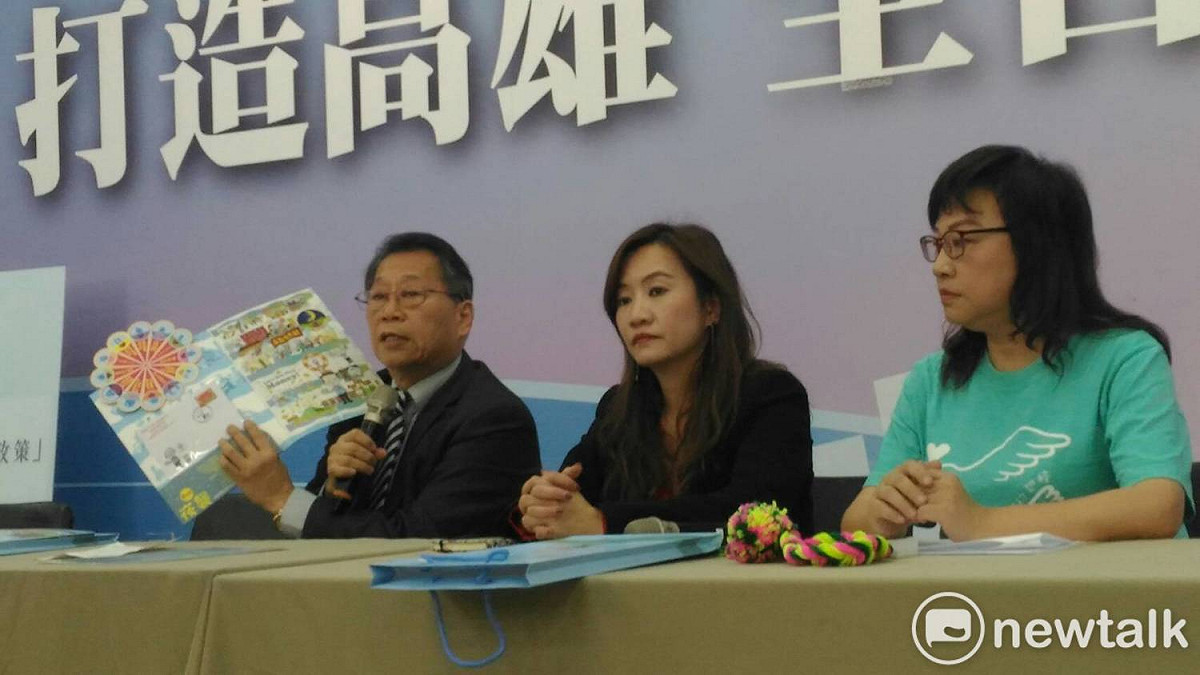 準高雄市新聞局長王淺秋（中）主持韓國瑜個人化郵票套組記者會。 圖：孫家銘/攝