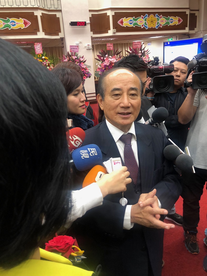 媒體在會議室外守候，前立法院長王金平稍晚才抵達現場。 圖：趙婉淳／攝