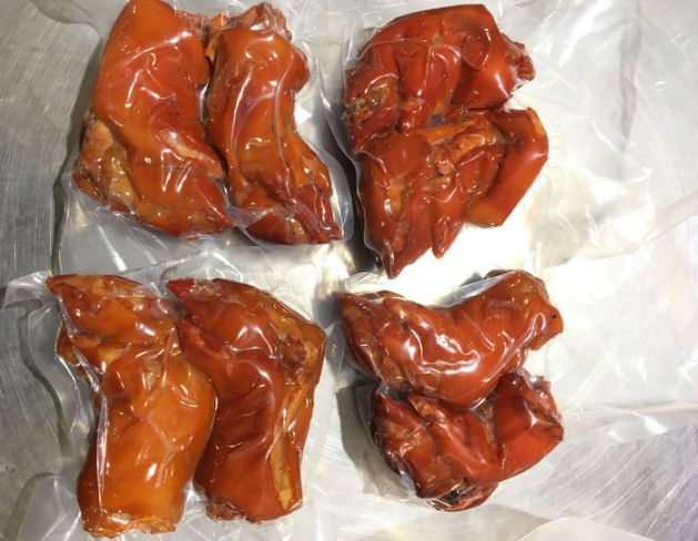 一名來台自由行的中國大陸籍女子21日晚間搭機入境時，被發現攜帶3公斤豬腳，遭開罰新台幣20萬元。 圖：關務署台北關/提供