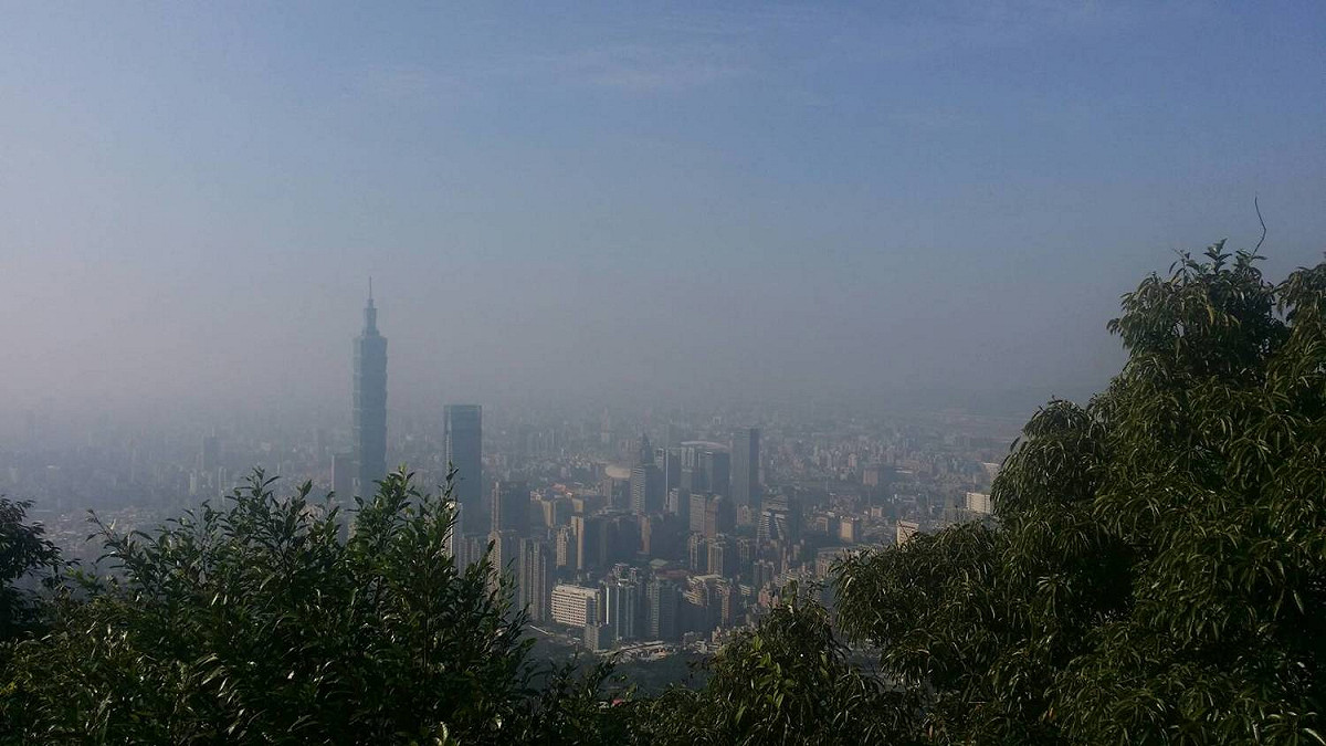 大台北地區天空灰濛濛一片 圖：謝步智／攝