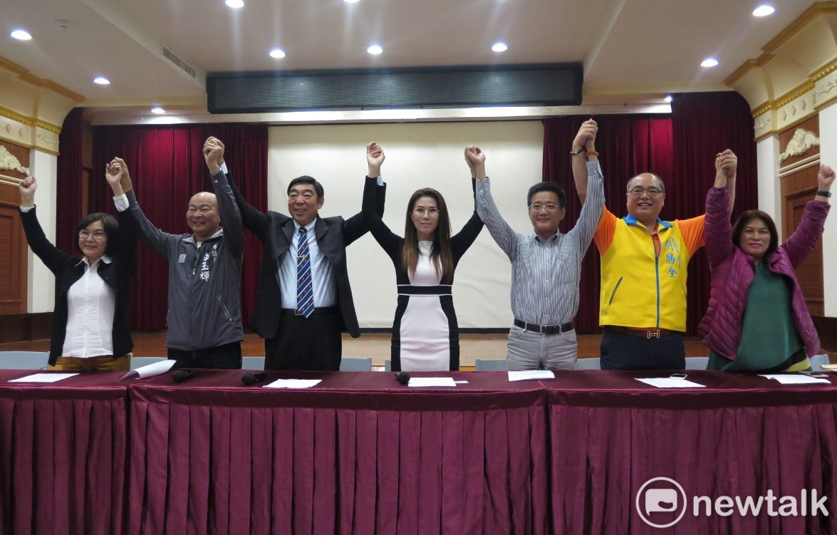 桃園市議會第二屆無黨團結聯盟表態支持現任議長邱奕勝、副議長李曉鐘繼續連任。 圖：林昀真／攝