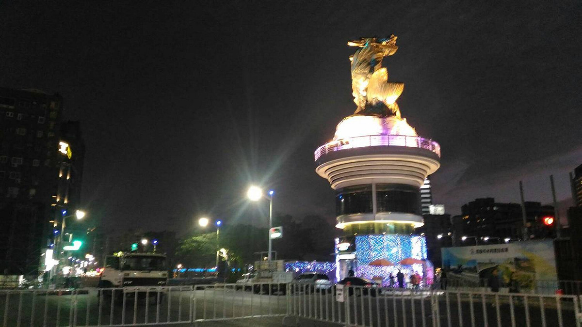 主舞台前鰲躍龍翔地標夜景十分美麗 圖：孫家銘／攝