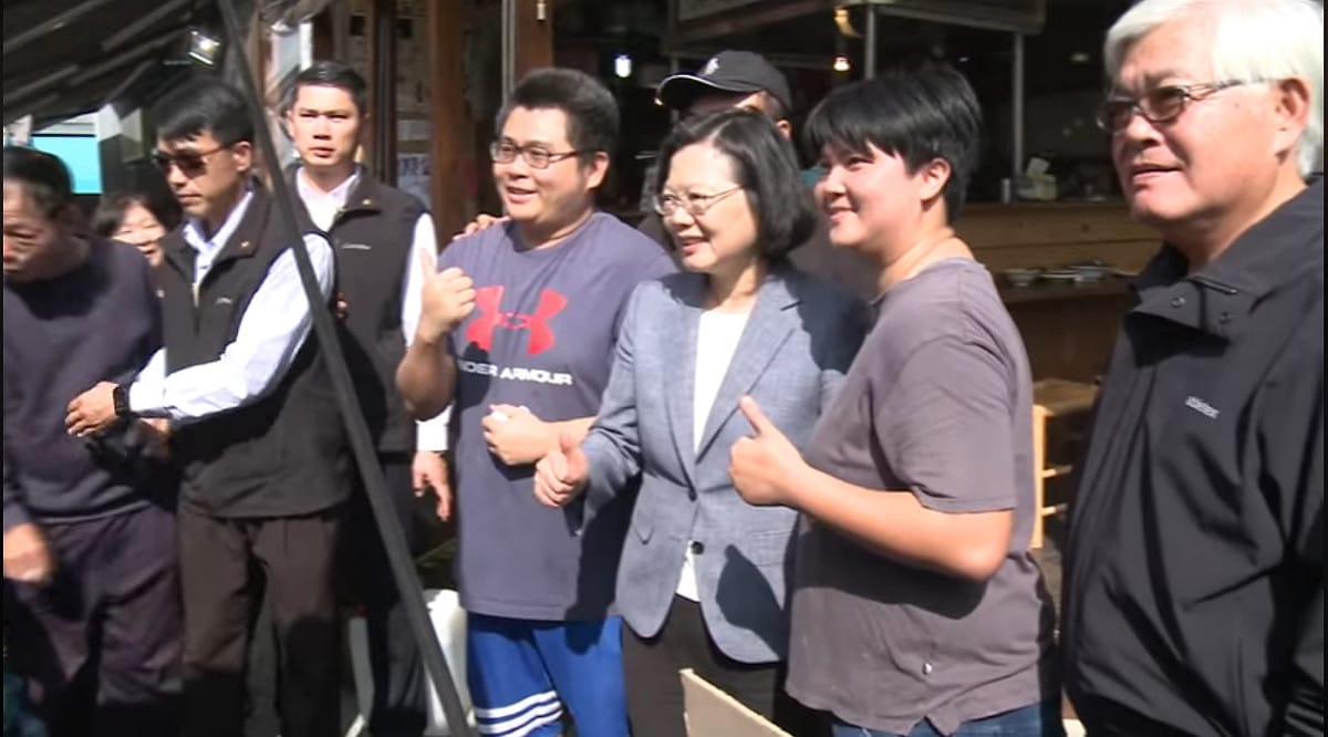 總統蔡英文與民眾合影 圖：截取自蔡英文臉書
