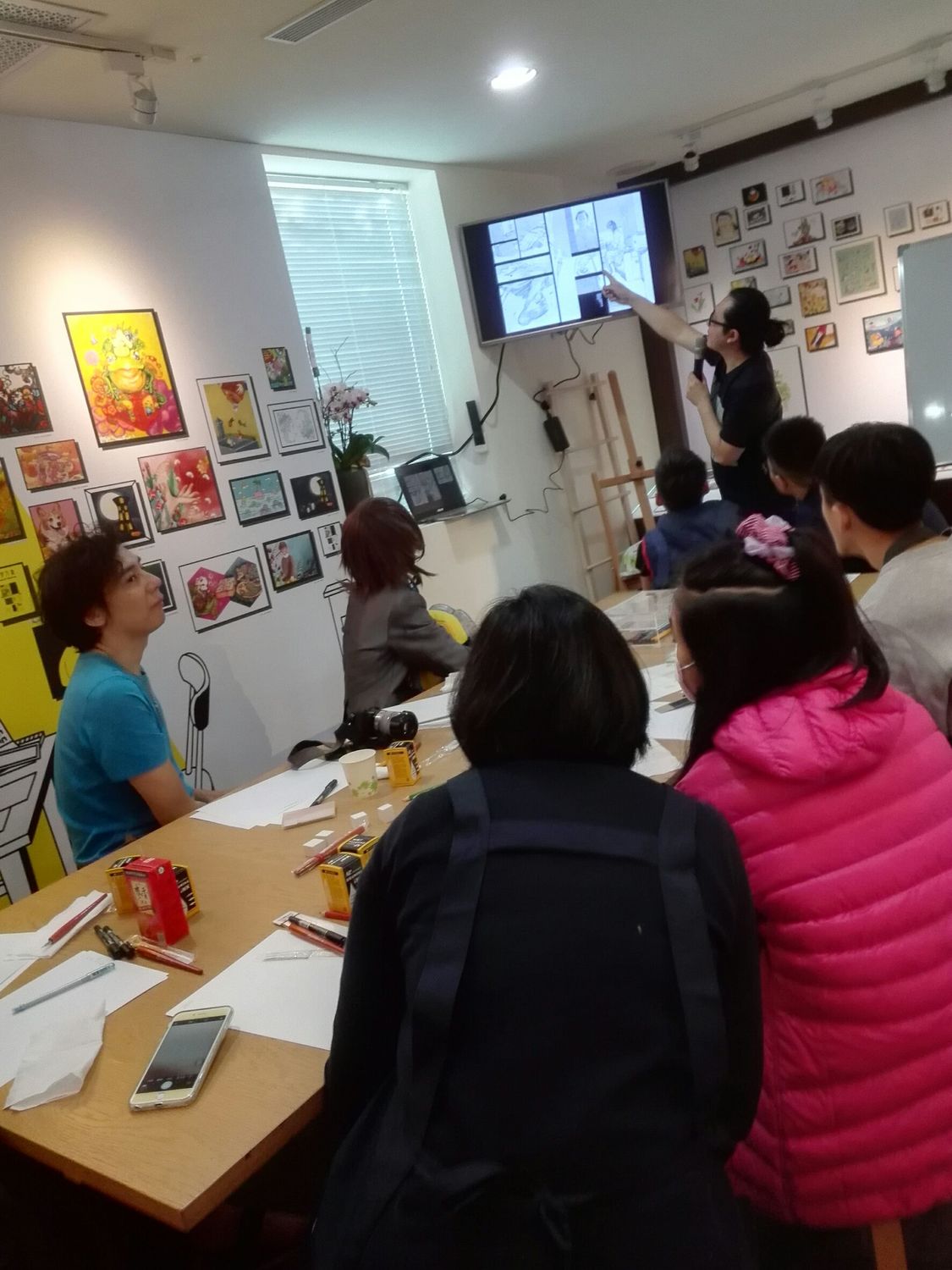 2017年文化部金漫獎得主阮光民在「秀233二館」講課共畫同樂 。 圖：秀之藝術文化社提供