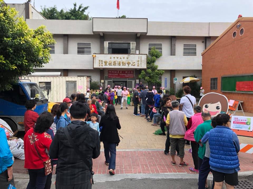 民眾排隊用發票領取高麗菜。 圖：何欣純/提供