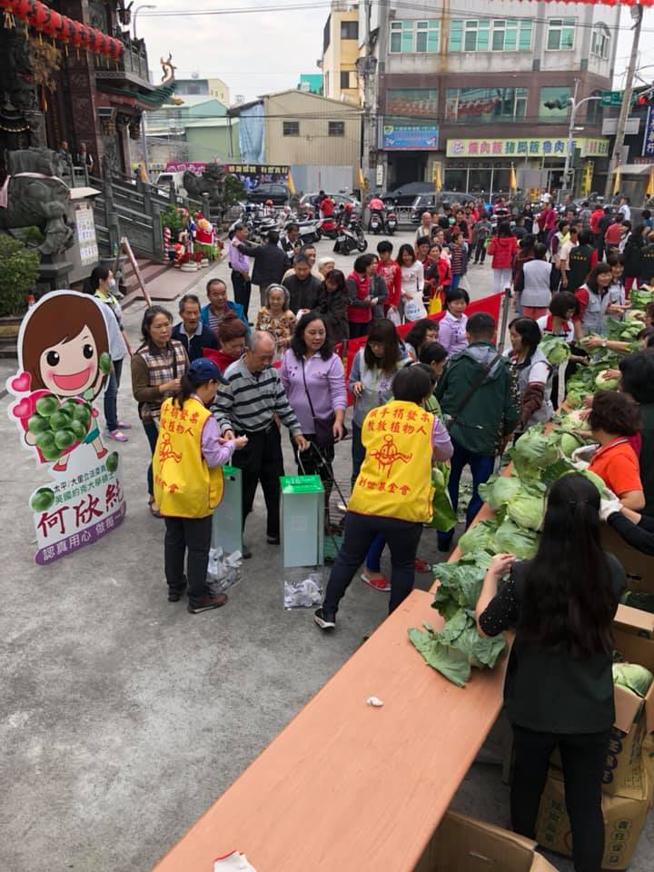 台中立委何欣純舉辦高麗菜公益活動。 圖：何欣純/提供