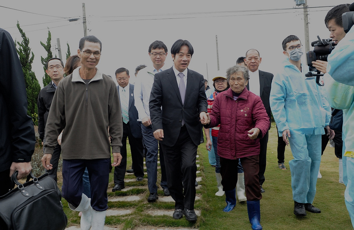 行政院賴清德今（22）日上午視察養豬場蒸煮廚餘設施。 圖：行政院/提供