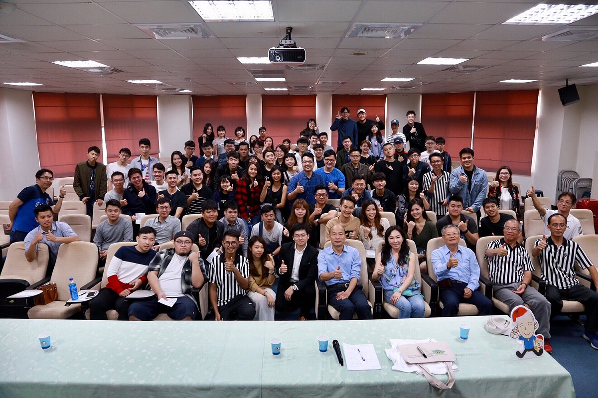 準高雄市長韓國瑜今（23）日特別與一百多位維多利亞畢業校友交流座談。 圖：韓國瑜辦公室/提供