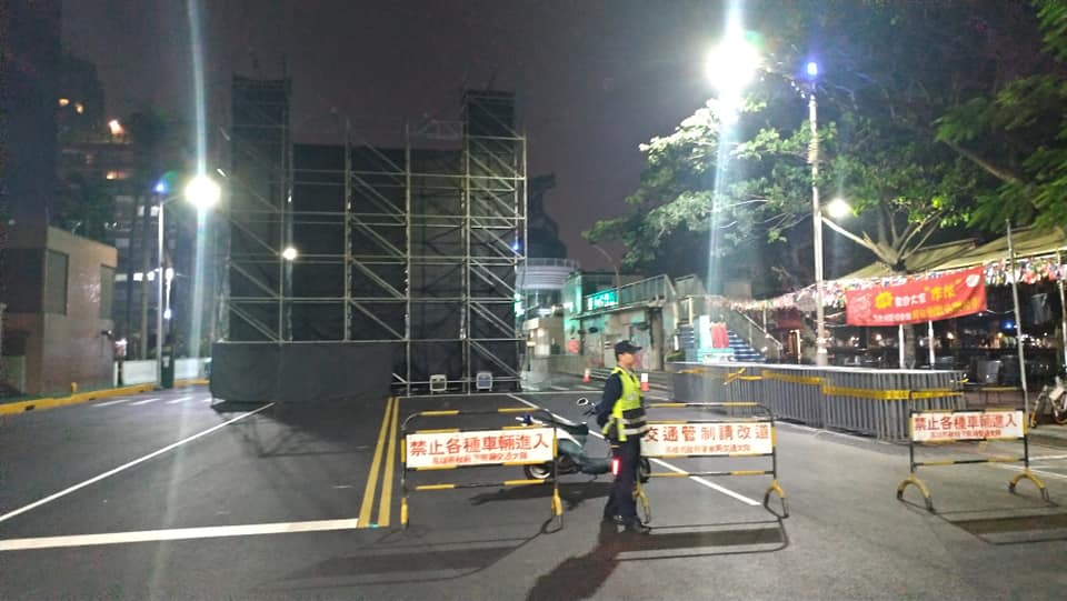 為了市長就職典禮，高雄市警局自22日上午8時開始封街5天，引發各界負評，連帶遭準市長韓國瑜指責擾民，「現在的」高雄市政府呼籲韓國瑜不應怪罪辛苦執勤的警察同仁。 圖：高雄公民記者邱國禎/提供