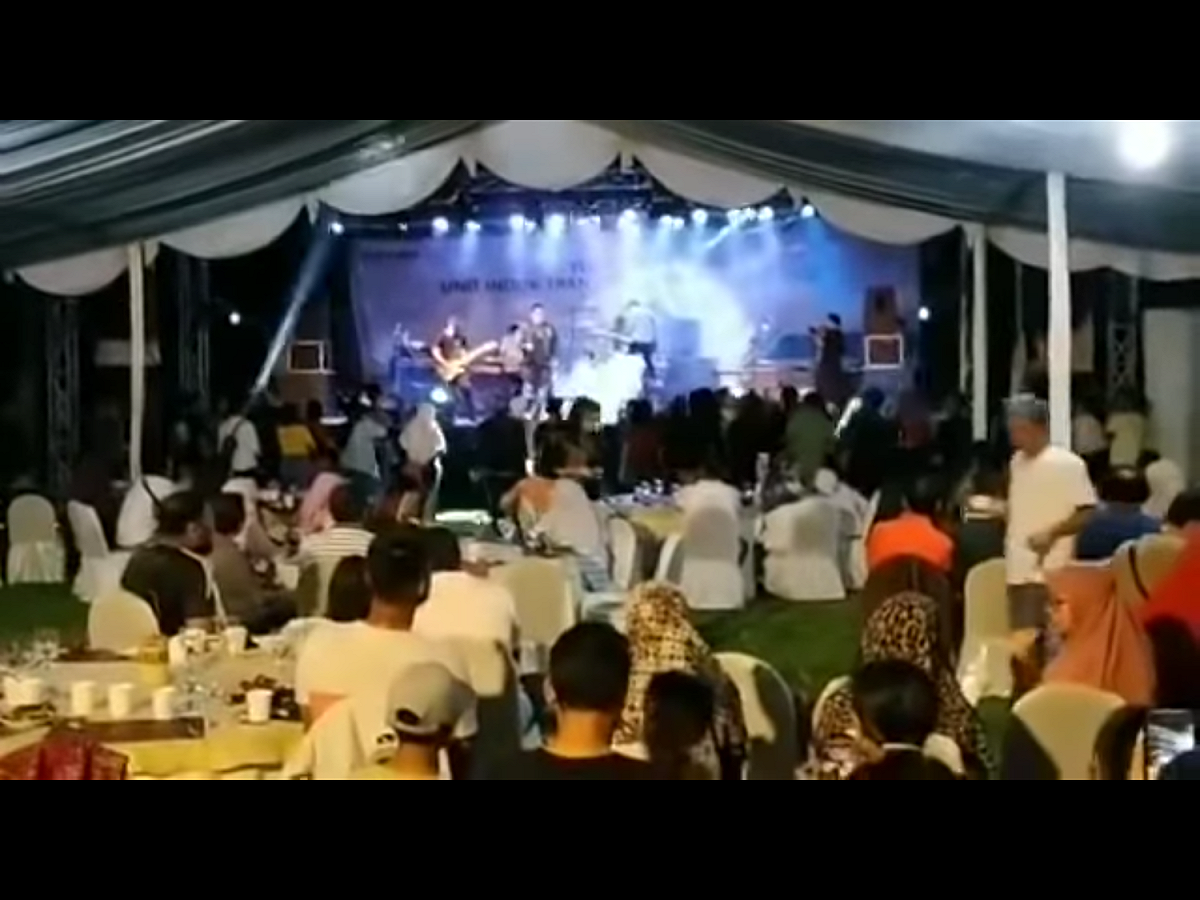 印尼國家電力公司約200名員工昨晚參加在爪哇西部萬丹省雷桑角（Tanjung Lesung）海灘一帶舉行的露天音樂會，不料遭遇海嘯襲擊。 圖：翻攝自Youtube