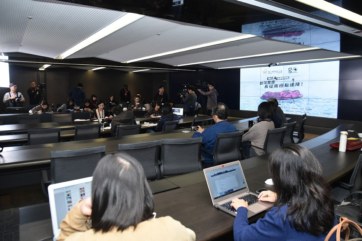 南極長征隊戰情室，收到來自南極的第一手訊息。 圖／林柏年攝