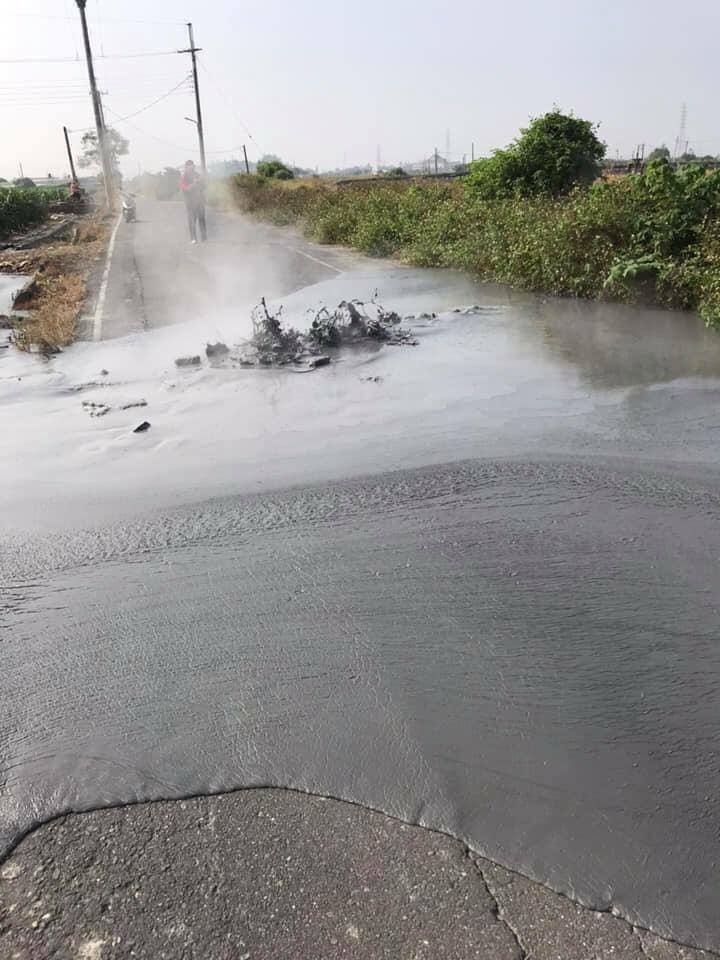 屏東萬丹泥火山今天(24日)傳出噴發的消息，地點在萬丹鄉灣內村一條產業道路上，造成道路毀損，旁邊的玉米田也遭殃。 圖：翻攝屏東縣萬丹鄉交流地臉書