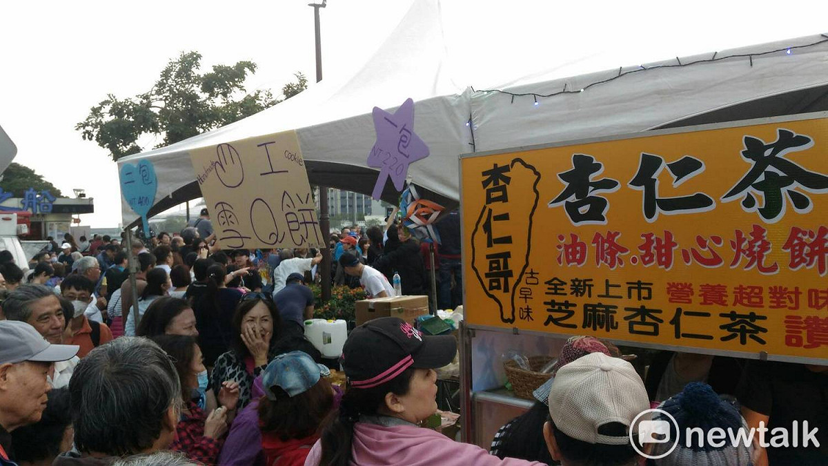 「杏仁哥」攤位前大排長龍 圖：孫家銘／攝